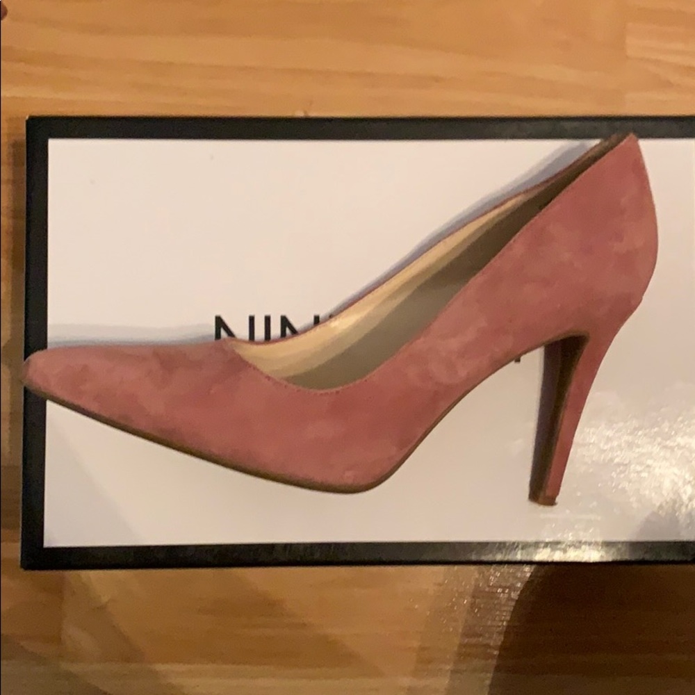 Muave suede Nine West pump